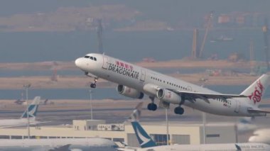 HONG KONG - 10 Kasım 2019: Yolcu taşıyıcı Airbus A321, B-HTK Hong Kong havaalanından havalanıyor