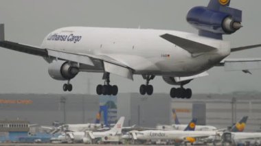FRANKFURT AM MAIN, ALMANY - 20 Temmuz 2017: Frankfurt Havaalanı 'na inmek üzere olan Lufthansa' nın kargo uçağı. Nakliye gemisi geliyor, yan görünüm