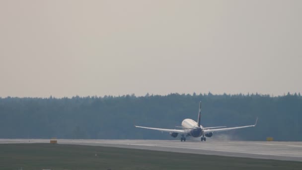 Jet Passagiersvliegtuig Met Onherkenbaar Livrei Opstijgen Achteraanzicht Vertrek Reisconcept — Stockvideo