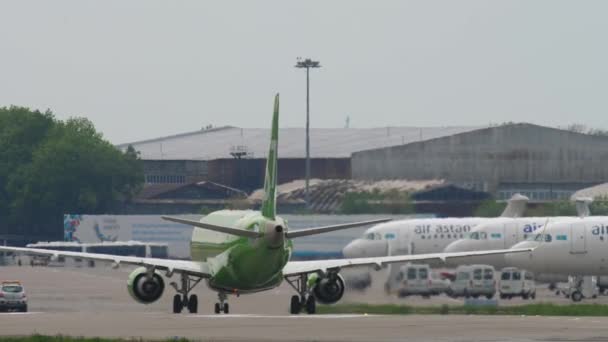 Almaty Kazakhstan Května 2019 Zadní Pohled Letoun Airlines Pojíždějící Letišti — Stock video
