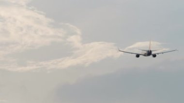 Tanımlanamayan bir üniforması olan Jet Airplane bulutlu bir havada havalandıktan sonra irtifa kazanıyor. Uçak uçuruyor, dikiz aynasından. Turizm ve seyahat kavramı