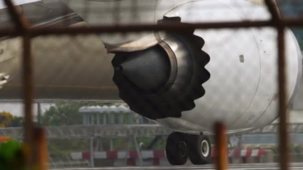 Μηχανή Του Αεροπλάνου Αεροφωτογραφία Μέσω Του Φράκτη Του Αεροδρομίου Αεροπλάνο — Αρχείο Βίντεο