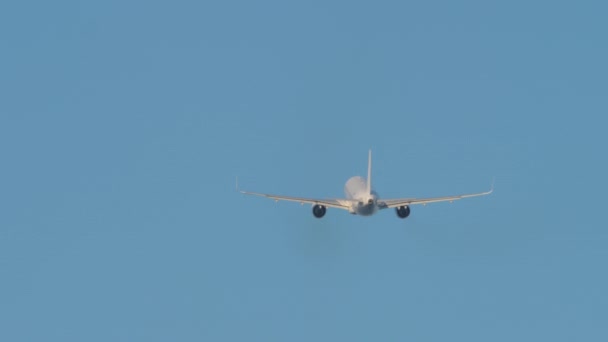 Vliegtuig Klimmen Het Opstijgen Blauwe Lucht Passagiersvlucht Vertrekt Vliegtuig Dat — Stockvideo