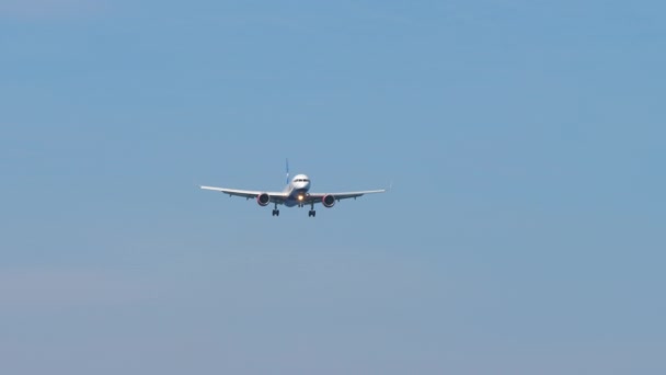 2023년 10일 공항에 착륙하기 접근하는 Azur Air의 항공기 Boeing 757 — 비디오