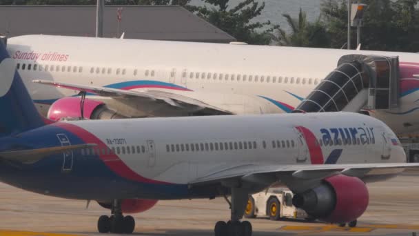 Phuket Thailand Φεβρουαριου 2023 Τρακτέρ Που Τραβά Ένα Boeing 757 — Αρχείο Βίντεο