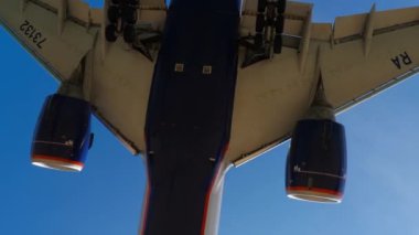 PHUKET, THAILAND - 18 Şubat 2023: Boeing 777, RA-73132 Aeroflot havaalanı. Uçak tepemizde uçuyor. Yolcu uçağı sahile iniyor.