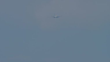 Tanımlanamayan uçak yaklaşıyor. Uçak uçakları, uzak ihtimal. Yolcu uçağı iniş için iniyor. Gökyüzünde uçak izleri var.