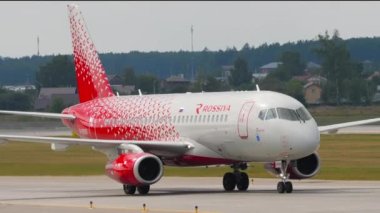 MOSCOW, Rusya Federasyonu - 29 Temmuz 2021: Ticari uçak Sukhoi 100-95B, SA-89060 Rossiya taksicilik Sheremetyevo havaalanında. Jet Rus Havayolları havaalanında