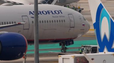 PHUKET, THAILAND - 25 Şubat 2023: Boeing 777, RA-73142 Aeroflot havaalanı. Yolcu uçağı Rus Havayolları havaalanında. Turizm ve seyahat kavramı