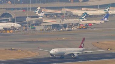 HONG KONG - 10 Kasım 2019: Airbus A330 Cathay Dragon Hong Kong havaalanından havalanıyor. Yolcu uçağı kalkıyor. Uçak kalkıyor. Havaalanı, sıra sıra uçaklar.