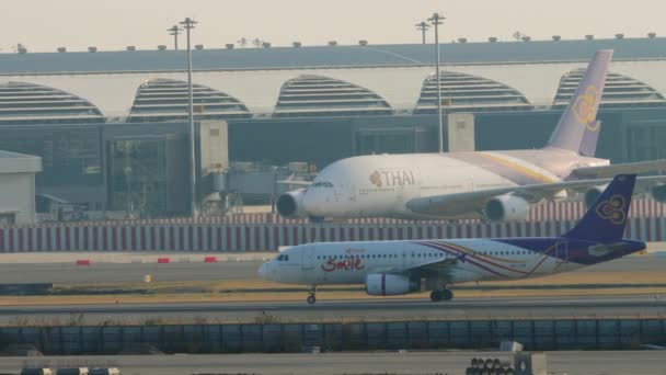 Bangkok Thailand Januar 2023 Seitenansicht Eines Flugzeugs Mit Terminal Hintergrund — Stockvideo