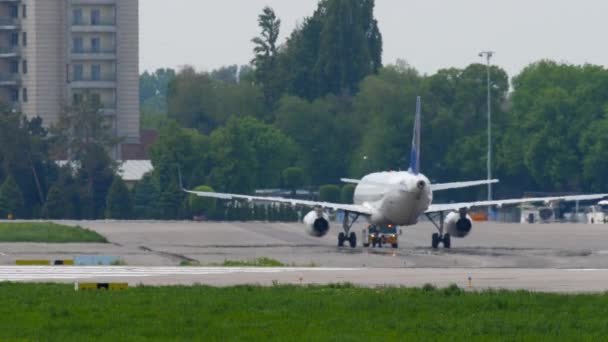 Almaty Kasakhstan Mai 2019 Schlepper Schleppen Passagierflugzeuge Airbus A320 Kbd — Stockvideo