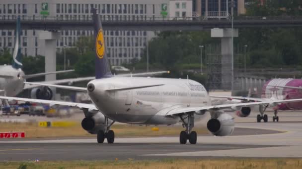 Frankfurt Main Alemania Julio 2017 Aviones Pasajeros Lufthansa Circulando Aeropuerto — Vídeo de stock