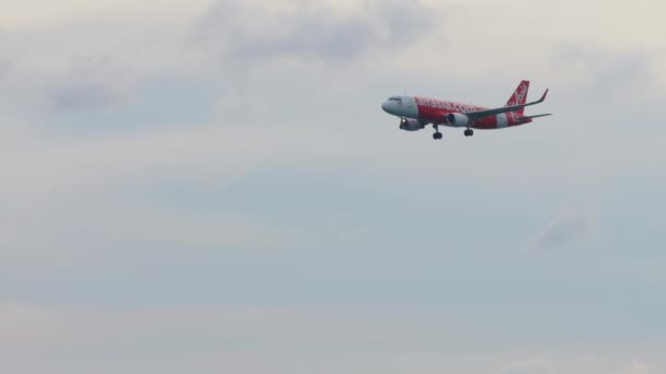 Phuket Tilland Ruari 2023 Lågprisflygbolaget Airasia Närmar Sig Landning Blå — Stockvideo