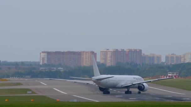 莫斯科 俄罗斯联邦 2020年9月13日 北风航空波音777在Sheremetyevo机场的跑道上滑行 飞机起飞了旅游和旅行概念 — 图库视频影像