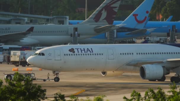 Phuket Thailand Νοεμβρίου 2016 Τρακτέρ Και Αεροπλάνο Της Thai Airlines — Αρχείο Βίντεο