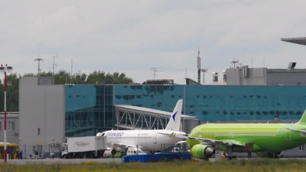 Novosibirsk Russian Federation June 2022 Tug Pulling Airbus A320 Airlines — 图库视频影像