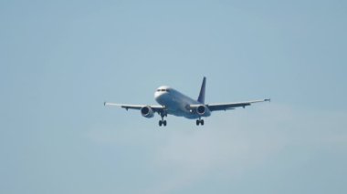 PHUKET, THAILAND - 26 Kasım 2016: THAI 'nin ticari uçak Airbus A320' si Phuket havaalanına indi, yan görüş. Uçak yaklaşıyor. Turizm seyahati kavramı