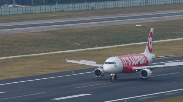 Phuket Thailand 2023年2月3日 亚洲航空的商业飞机在普吉机场着陆后刹车 破坏分子了 亚洲低成本航空公司 旅游和旅行概念 — 图库视频影像