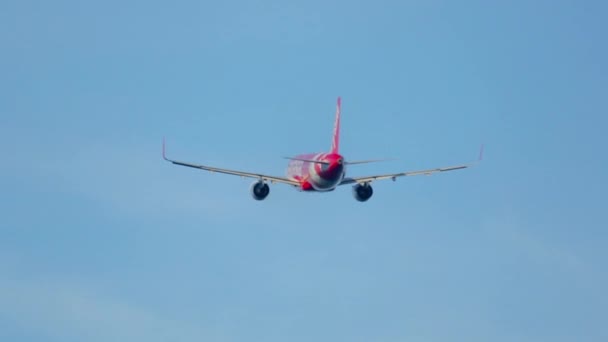 Phuket Thailand 2015年2月27日 エアアジアの旅客機エアバスA320が飛び去りました フライト出発 プーケット空港 観光旅行コンセプト — ストック動画