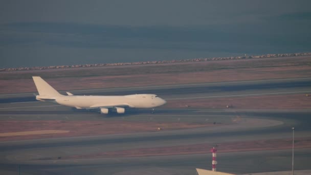 Kargo Dört Motorlu Geniş Gövdeli Uçak Havaalanında Ahırsız Jumbo Jet — Stok video