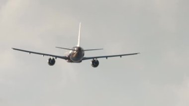 Kalkıştan sonra tanınmayan bir üniforması olan bir jet uçağı. Uçak kalkıyor, dikiz aynasından. Gökyüzünde bir uçak. Turizm ve seyahat kavramı