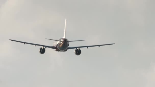 離陸後に認識できない肝臓クライミングを持つジェット機 飛行機が出発する 後ろの景色 飛行機が空に 観光と旅行のコンセプト — ストック動画