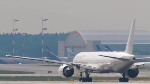 莫斯科 俄罗斯联邦 2021年7月30日 诺丁风波音777在Sheremetyevo机场起飞 客机在跑道上 飞机加速起飞 旅游和旅行概念 — 图库视频影像