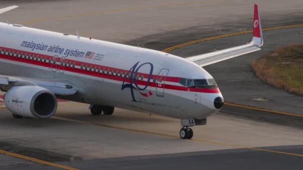 Phuket Thailand Passenger Aircraft Malaysia Airlines Years Retro Livery Taxiing — Stockvideo