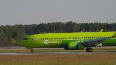 NOVOSIBIRSK, Rusya Federasyonu - 17 Haziran 2020: Yolcu uçağı Boeing 737, S7 Havayolları 'nın VQ-BVL' si inişten sonra fren yapıyor. Uçak geliyor. Spoiler verin. Seyahat havacılık kavramı