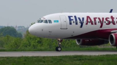 ALMATY, KAZAKHSTAN - 4 Mayıs 2019: FlyArystan Airbus A320 Almaty havaalanında taksicilik. Yolcu uçuşu pistte, yan görüş. FlyArystan Kazakistan düşük maliyetli havayolu