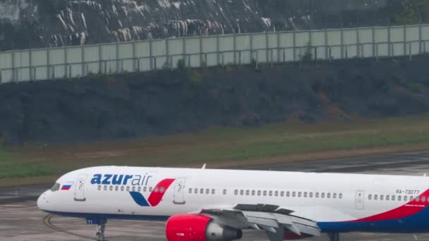 Huket Tajlandia Luty 2023 Samolot Pasie Startowym Samolot Pasażerski Azur — Wideo stockowe