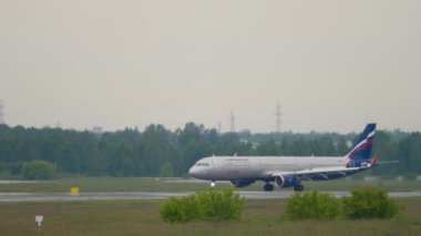 NOVOSIBIRSK, Rusya Federasyonu - 10 Haziran 2020: Tolmachevo havaalanı havaalanında taksicilik yapan Aeroflot uçağı, uzak plan. Taksideki uçaklar. Turizm ve seyahat kavramı