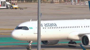 PHUKET, THAILAND - 26 Şubat 2023: Yolcu uçağı Astana Phuket havaalanında taksicilik yapıyor, yan görüş. Uçak apronda, havaalanında. Turizm seyahati kavramı