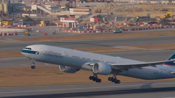 2019年11月10日 电影拍摄 国泰波音777 Kqq宽体飞机起飞 乘客航班起飞 停靠在候机楼的一排飞机 — 图库视频影像
