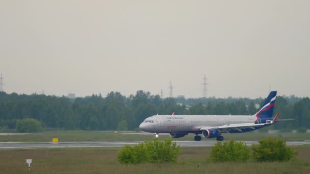 Novosibirsk Russian Federation Juni 2020 Vliegtuig Van Aeroflot Taxiën Het — Stockvideo