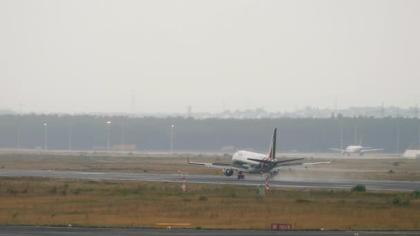 Frankfurt Main Duitsland Juli 2017 Vliegtuig Van Alitalia Remmen Landing — Stockvideo