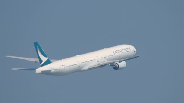 Hong Kong 2019 カッセイパシフィックの航空機ボーイング777は 香港空港で離陸して登ります 乗客のフライト出発 サイドビュー 空にいる飛行機 — ストック動画