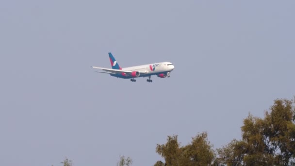 Пхукет Таиланд Февраля 2023 Длинный Снимок Пассажирского Самолета Azur Air — стоковое видео
