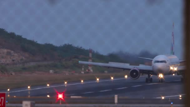 Tir Atterrissage Freinage Avion Réaction Avion Arrive Vue Travers Clôture — Video