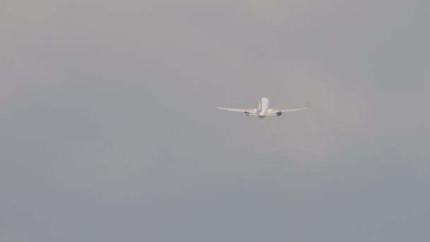 Літаки Лазять Пасажирський Літак Відлітає Довгий Постріл Передній Вид Літака — стокове відео
