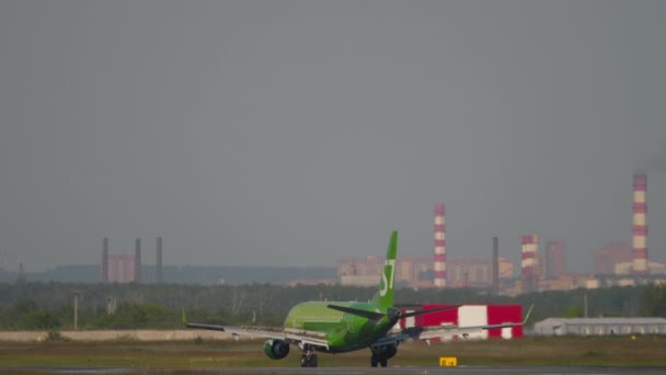 Novosibirsk Russian Fedation June 2020 Aircraft Airlines Braking Landing Tolmachevo — 图库视频影像