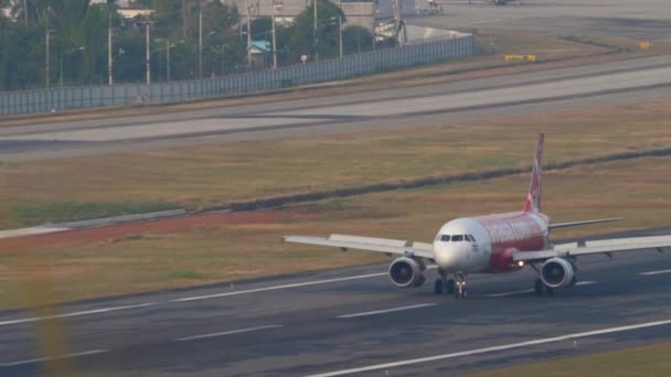 Phuket Tailandia Febrero 2023 Airbus A320 Airasia Frenando Después Aterrizar — Vídeo de stock