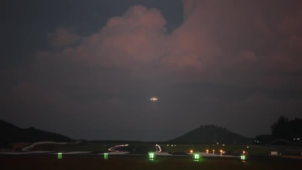 Vliegtuig Landt Avonds Gok Een Bewolkte Zonsondergang Boven Het Vliegveld — Stockvideo
