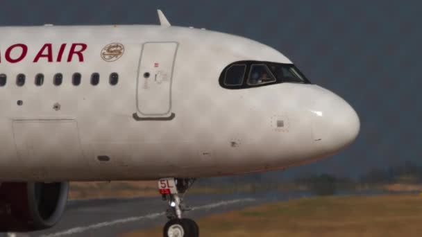 Phuket Thailand January 2023 旅客旅客機エアバスA350ジュニアオ航空がプーケット空港でタクシーで フェンスを通してサイドビュー コックピットのクローズアップ 航空機の鼻 — ストック動画