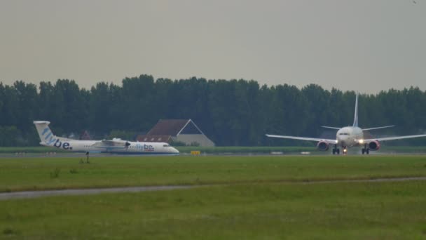 アムステルダム ネッテルランズ July 2017 ボーイング737 アムステルダム空港での離陸を加速するSas航空のLn Tuaの映像 サイドビュー 観光と旅行のコンセプト — ストック動画