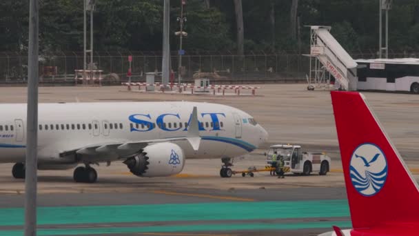 Phuket Thailand Φεβρουαριου 2023 Ελκυστήρας Ρυμούλκησης Επιβατικού Αεροπλάνου Της Scat — Αρχείο Βίντεο