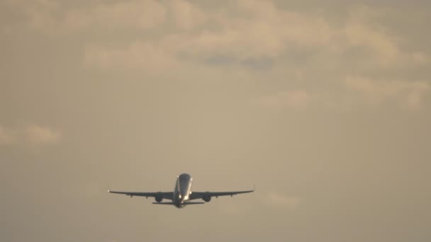 大型客机在美丽的落日下起飞 向高空爬升的飞机的纵向后视镜轮廓 — 图库视频影像