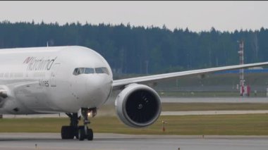 MOSCOW, Rusya Federasyonu - 30 Temmuz 2021: Yaklaşın, Nordwind Havayollarının Boeing 777 'si Sheremetyevo havaalanında pistte taksicilik yapıyor. Havaalanındaki uçak, yan görüş. Turizm ve seyahat kavramı.