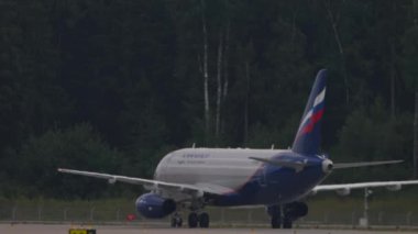 MOSCOW, Rusya Federasyonu - 29 Temmuz 2021: Sheremetyevo havaalanında taksicilik yapan Aeroflot uçağı. Taksi ya da pist üzerindeki yolcu uçakları